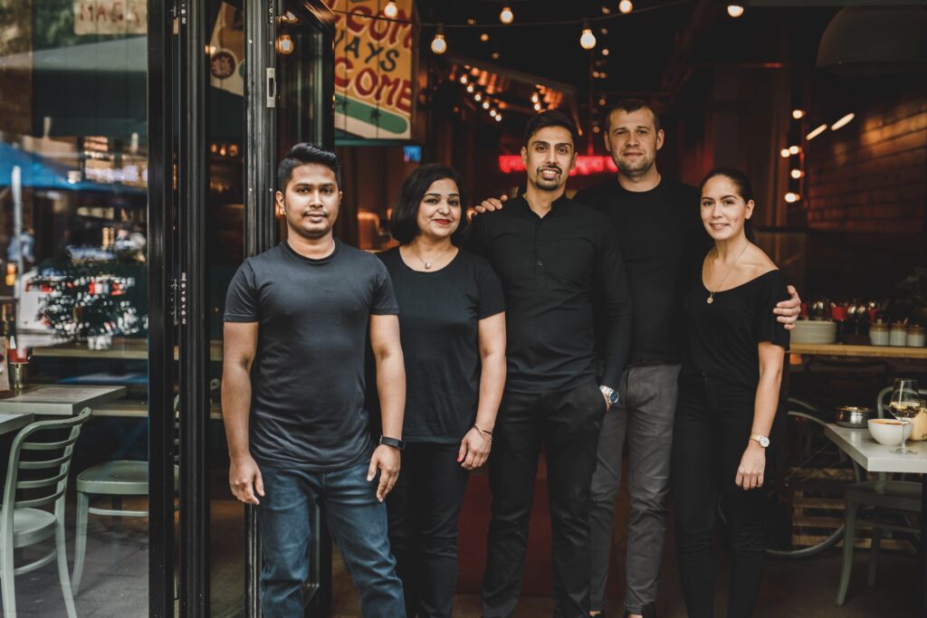 Service Team des indischen Restaurant eatDOORI in Frankfurt