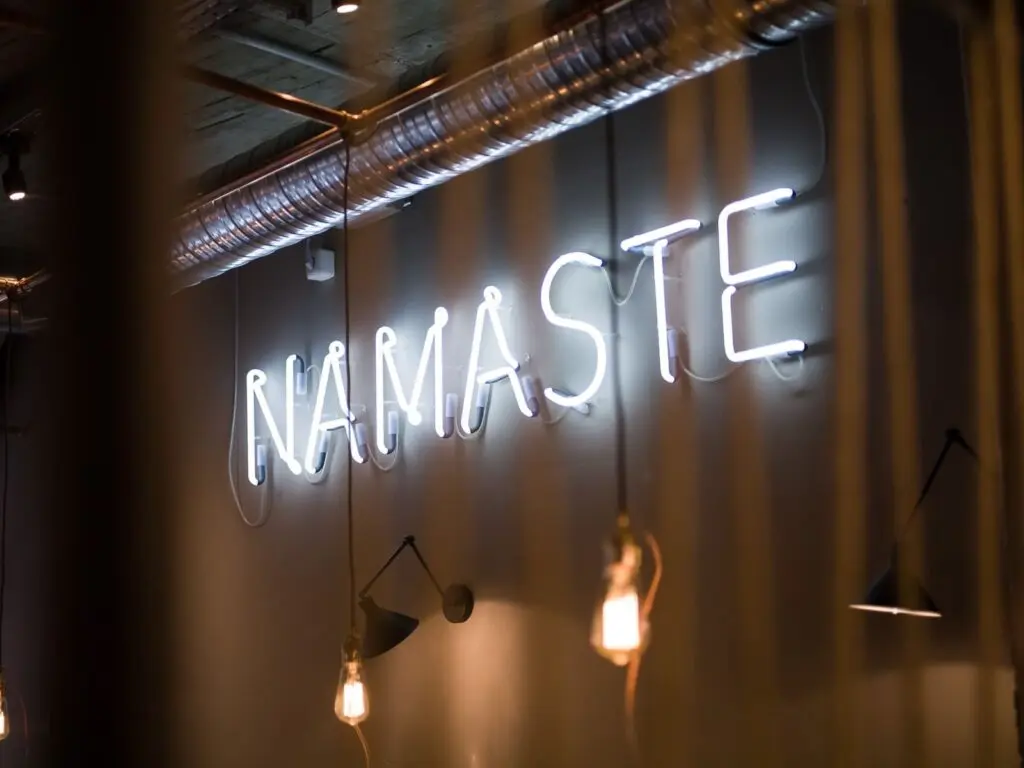 Weißer Leuchtschriftzug Namaste an Wand im indischen Restaurant eatDOORI in Mainz